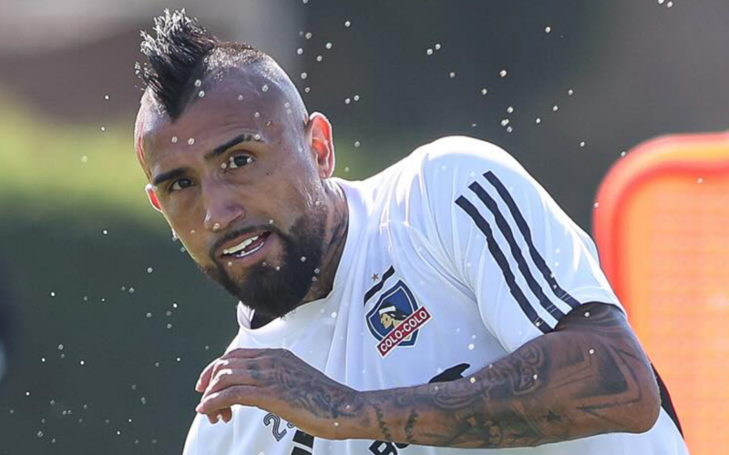 Arturo Vidal con cara de concentración en su primer entrenamiento con la camiseta de Colo-Colo en su retorno al fútbol chileno.