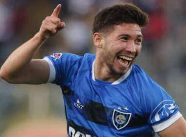 Primer plano a Felipe Loyola celebrando su gol convertido frente a Colo-Colo durante la temporada 2023.