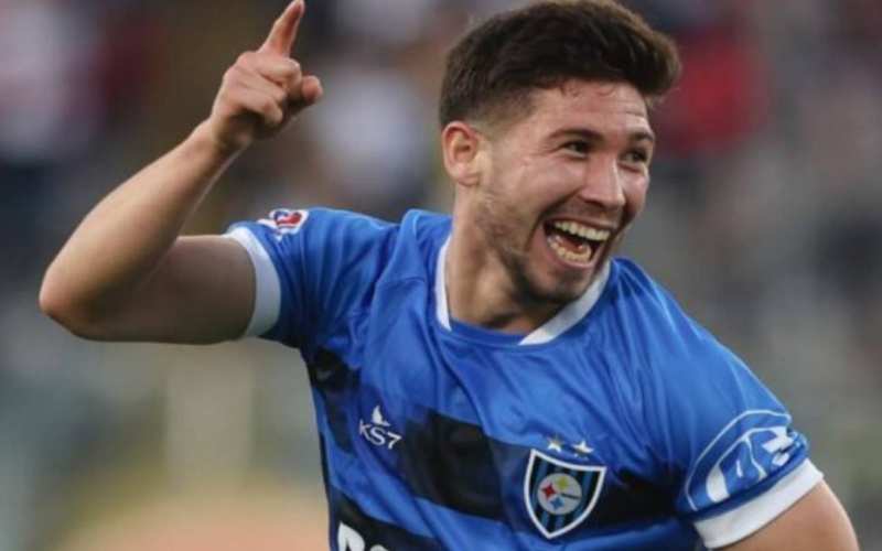 Primer plano a Felipe Loyola celebrando su gol convertido frente a Colo-Colo durante la temporada 2023.