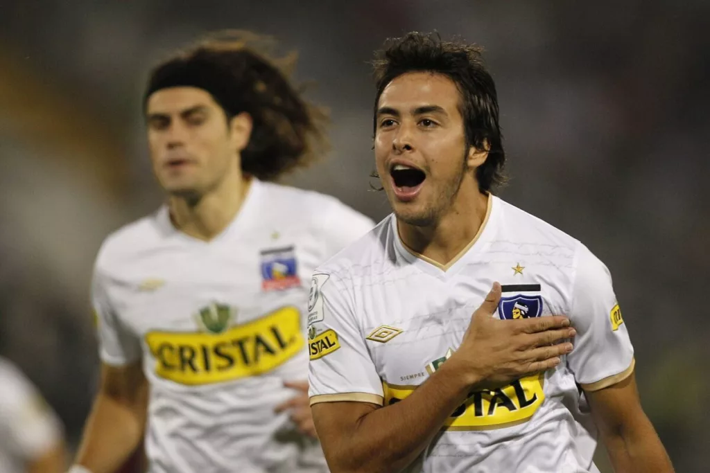 Cristóbal Jorquera golpea y señala su pecho en plena celebración con la camiseta de Colo-Colo.