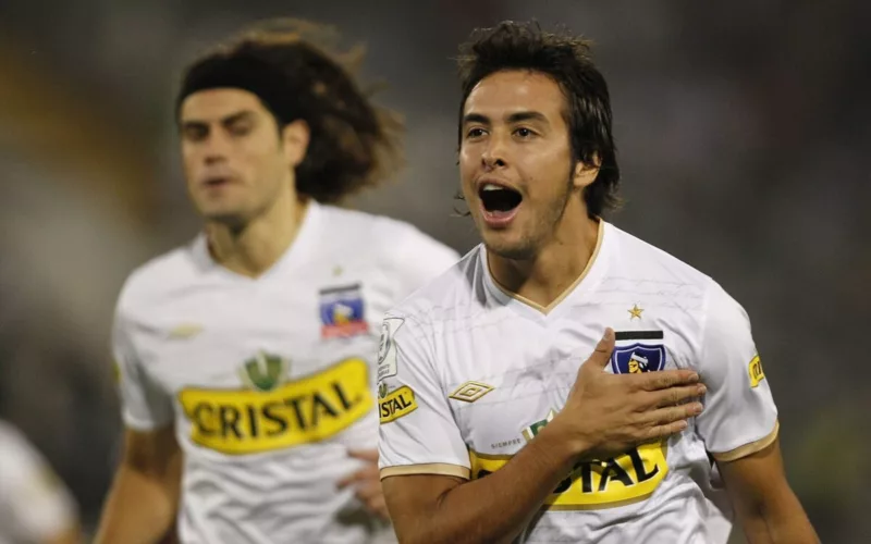 Cristóbal Jorquera golpea y señala su pecho en plena celebración con la camiseta de Colo-Colo.