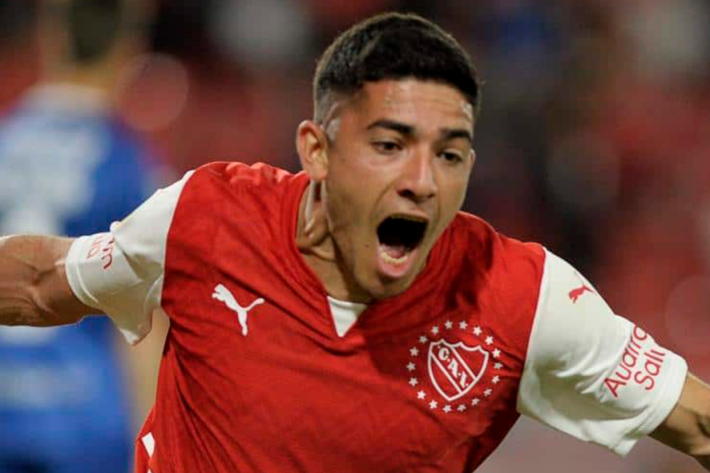 Braian Martínez celebrando un gol con la camiseta de Independiente de Avellaneda.