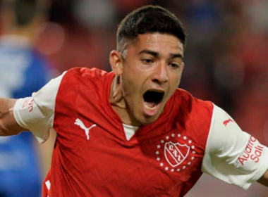 Braian Martínez celebrando un gol con la camiseta de Independiente de Avellaneda.