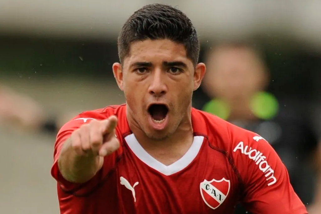 Braian Martínez apuntando a la cámara y celebrando un gol con la camiseta de Independiente de Avellaneda.