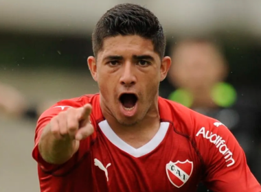 Braian Martínez apuntando a la cámara y celebrando un gol con la camiseta de Independiente de Avellaneda.