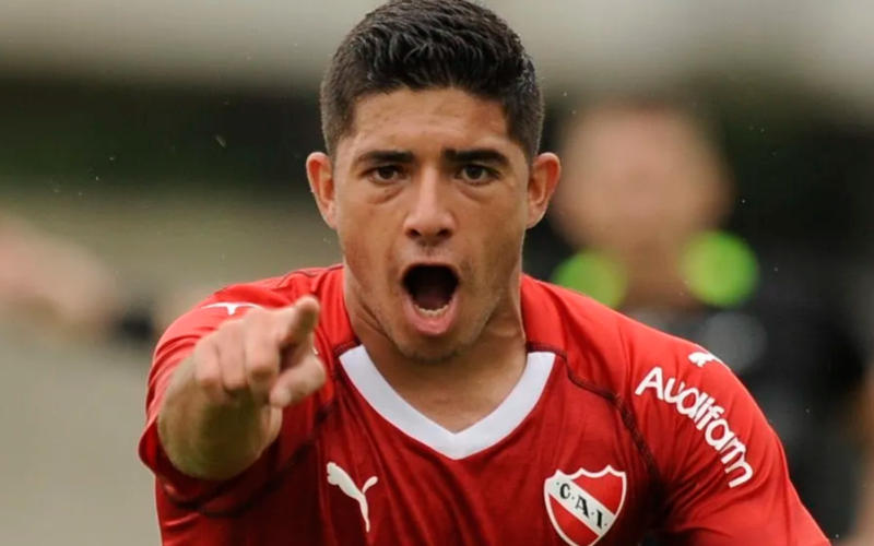 Braian Martínez apuntando a la cámara y celebrando un gol con la camiseta de Independiente de Avellaneda.