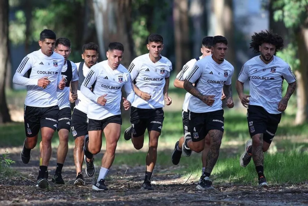 Jugadores de Colo-Colo trotando en la pretemporada.