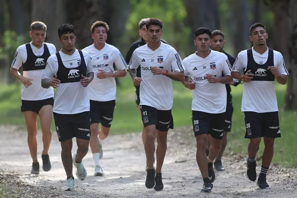 Jugadores de Colo-Colo trotando en la pretemporada que se realiza en Uruguay.