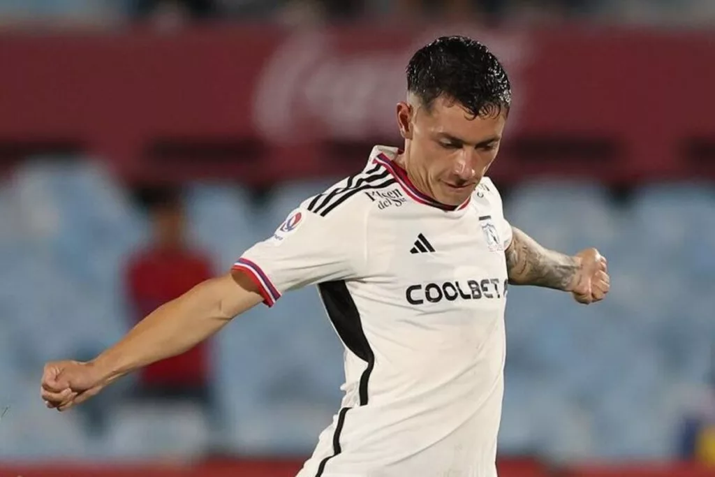 Cristián Zavala jugando un partido con la camiseta de Colo-Colo.