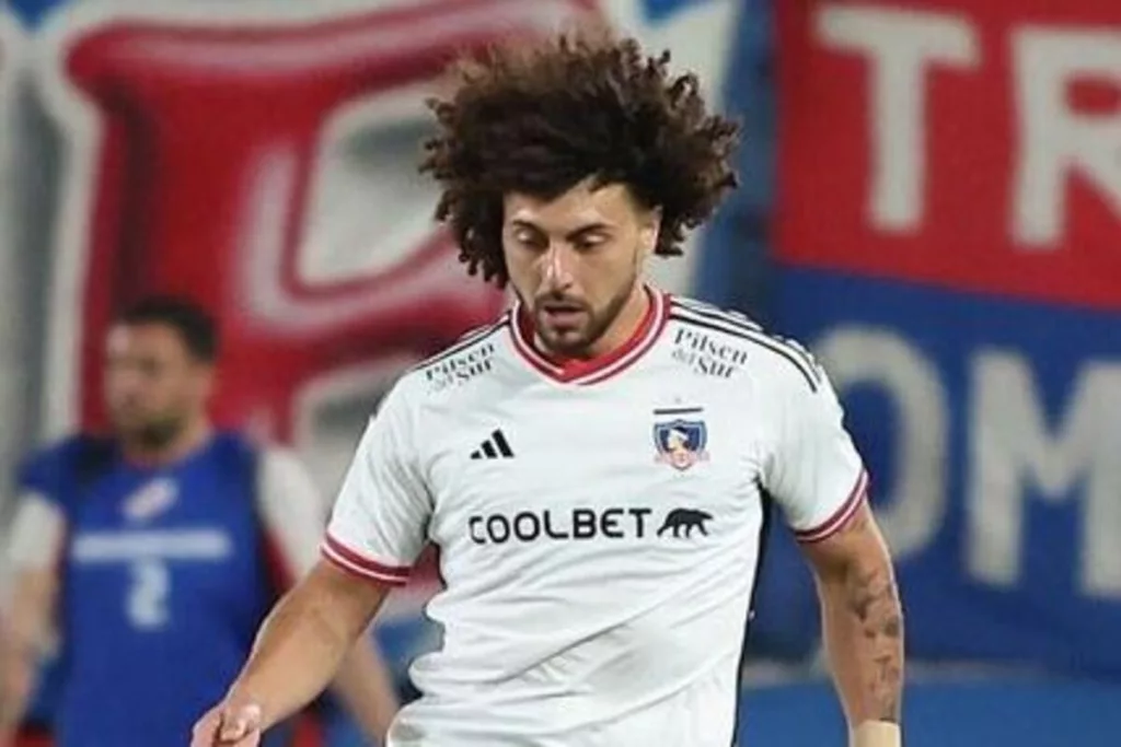 Maximiliano Falcón jugando por Colo-Colo.