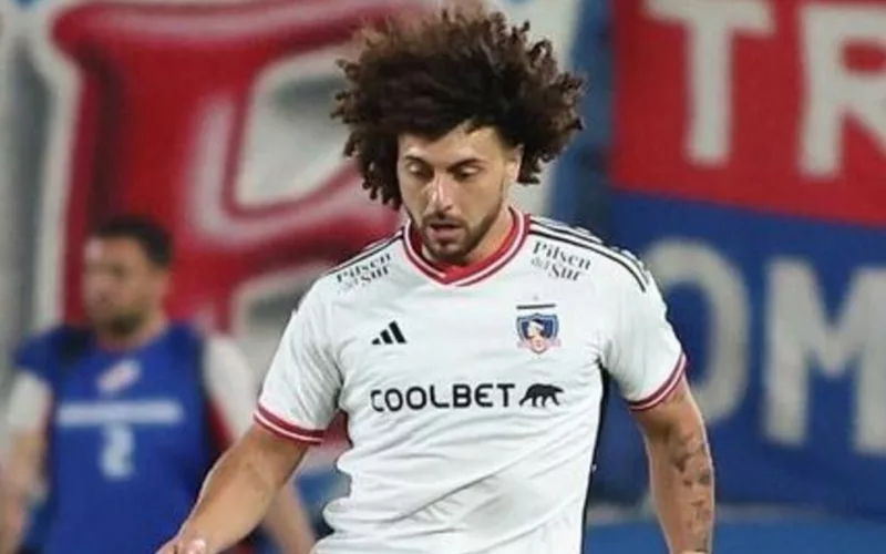 Maximiliano Falcón jugando por Colo-Colo.