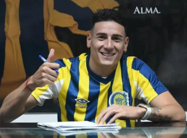 Mauricio Martínez firmando su contrato con Rosario Central.