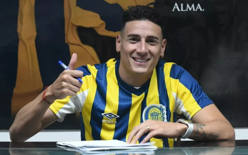 Mauricio Martínez firmando su contrato con Rosario Central.