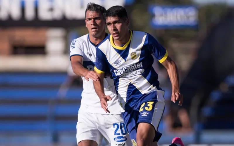 Jugadores de Rosario Central y Liverpool disputando un partido por el torneo Serie Río de La Plata.