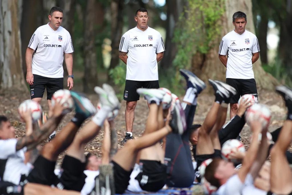 Jugadores de Colo-Colo entrenando bajo las órdenes del cuerpo técnico.