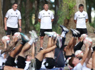 Jugadores de Colo-Colo entrenando bajo las órdenes del cuerpo técnico.