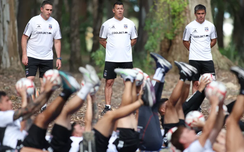 Jugadores de Colo-Colo entrenando bajo las órdenes del cuerpo técnico.