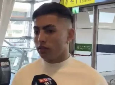 Jordhy Thompson siendo entrevistado en el Aeropuerto Internacional de Santiago.