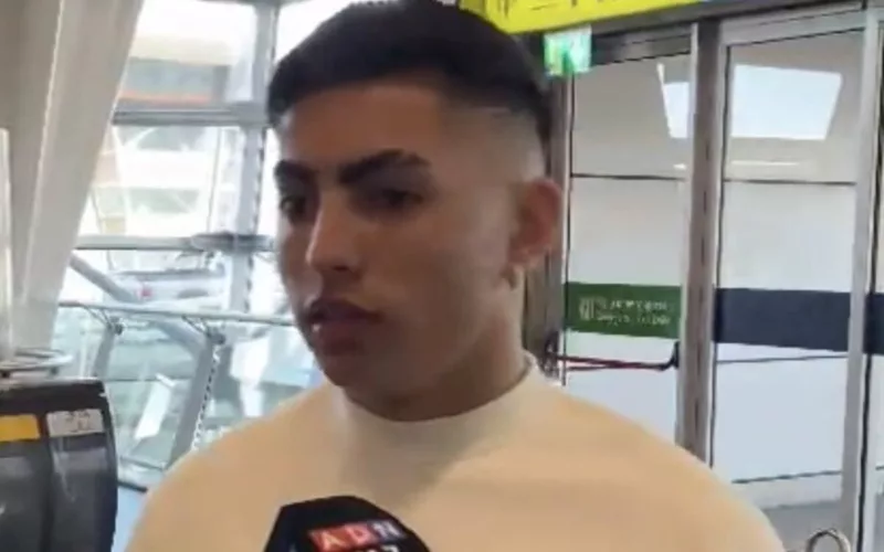 Jordhy Thompson siendo entrevistado en el Aeropuerto Internacional de Santiago.