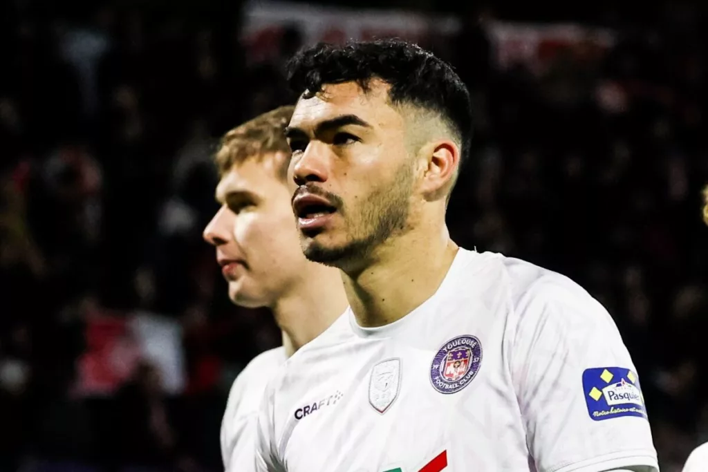 Primer plano de Gabriel Suazo con la camiseta del Toulouse.