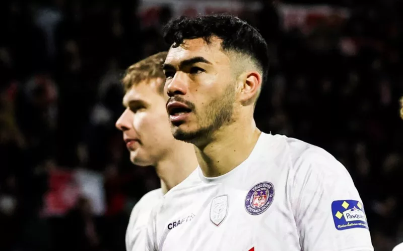 Primer plano de Gabriel Suazo con la camiseta del Toulouse.