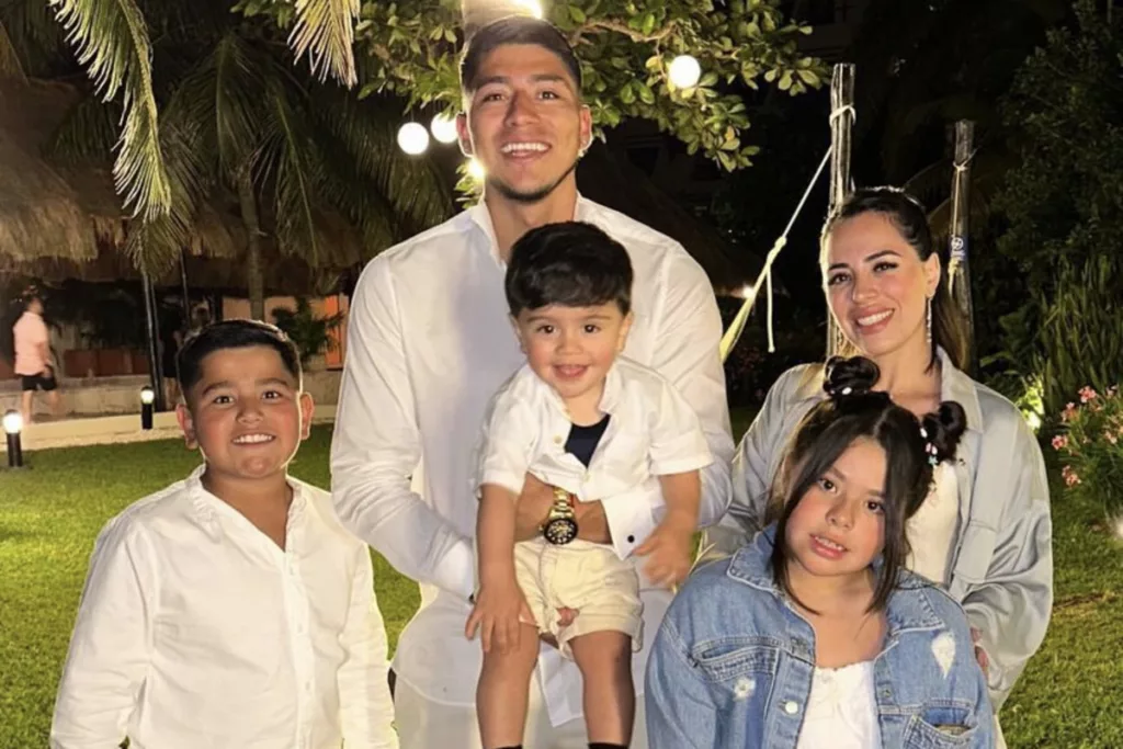 Brayan Cortés junto a su familia.