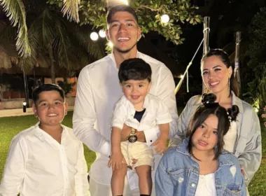Brayan Cortés junto a su familia.