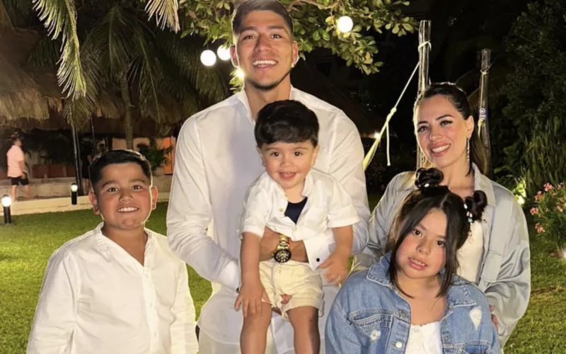 Brayan Cortés junto a su familia.