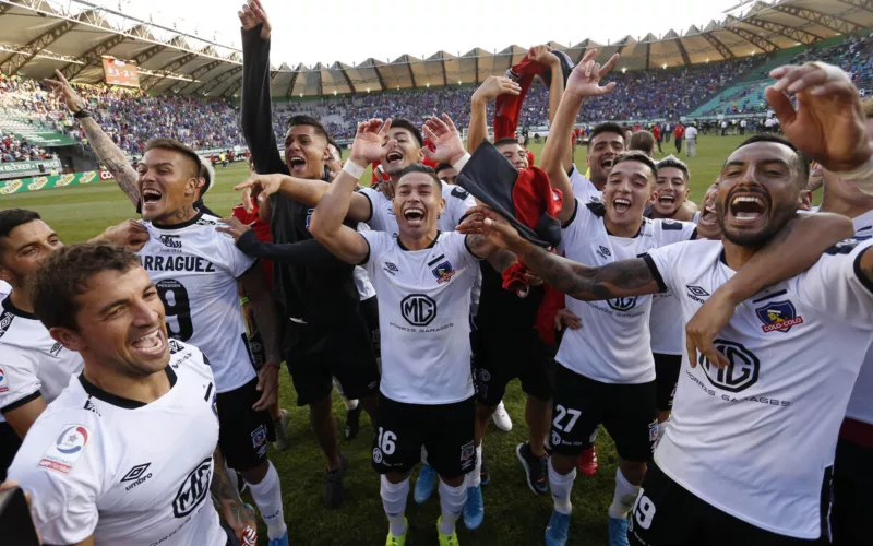 Jugadores de Colo-Colo celebrando la obtención de la Copa Chile frente a Universidad de Chile.