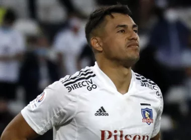 Iván Morales con cara de disgusto vistiendo la camiseta de Colo-Colo.