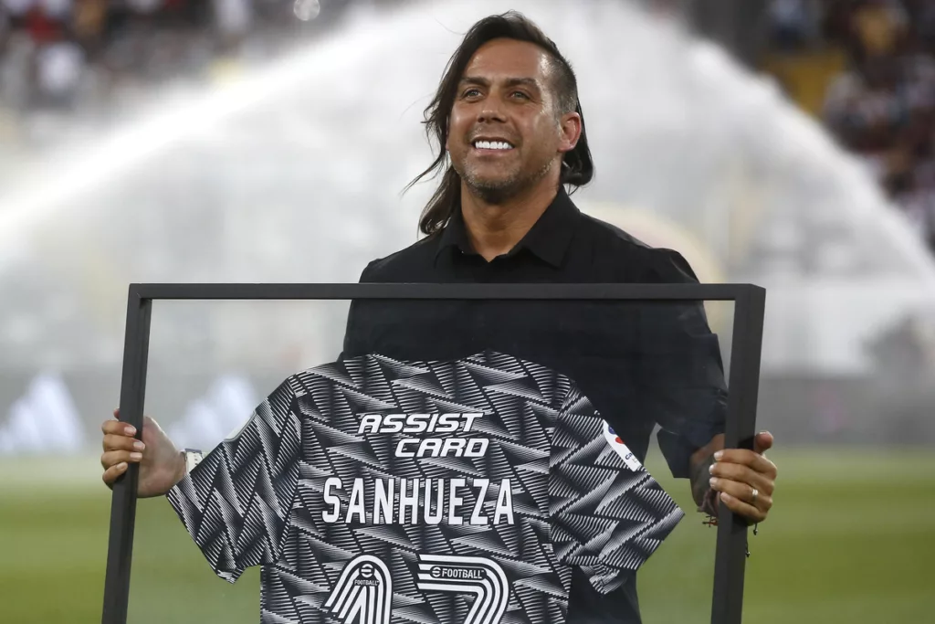 Arturo Sanhueza sonriente con una camiseta de Colo-Colo con su apellido.