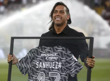 Arturo Sanhueza sonriente con una camiseta de Colo-Colo con su apellido.