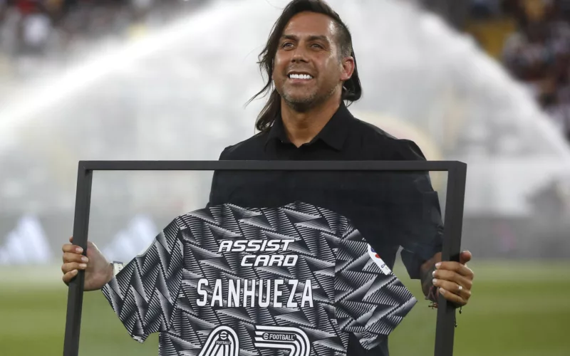 Arturo Sanhueza sonriente con una camiseta de Colo-Colo con su apellido.