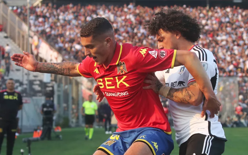 Maximiliano Falcón disputando un balón con Leandro Garate.