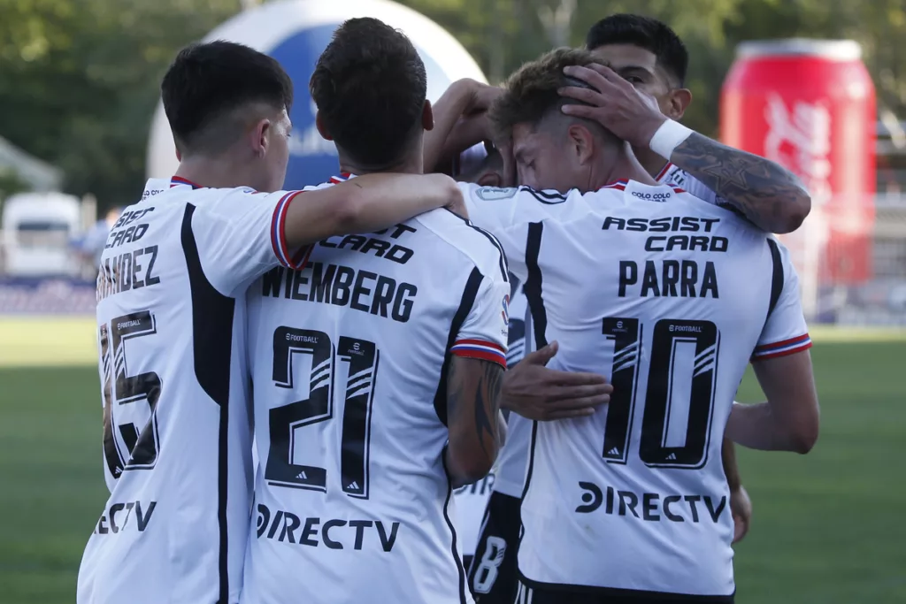 Jugadores de Colo-Colo celebrando un gol.