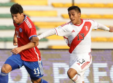 Jugador de la Selección Chilena y la Selección Peruana disputando un balón por el primer partido del grupo B del Preolímpico 2024.