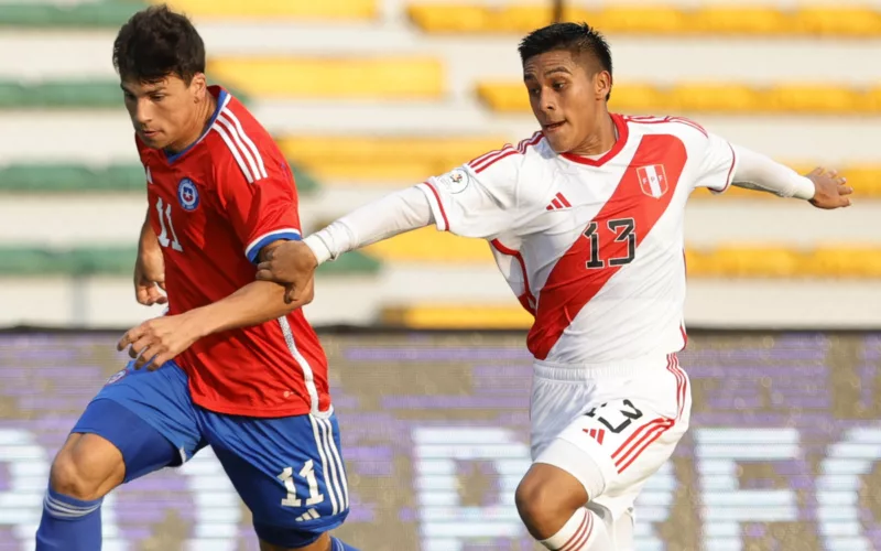 Jugador de la Selección Chilena y la Selección Peruana disputando un balón por el primer partido del grupo B del Preolímpico 2024.