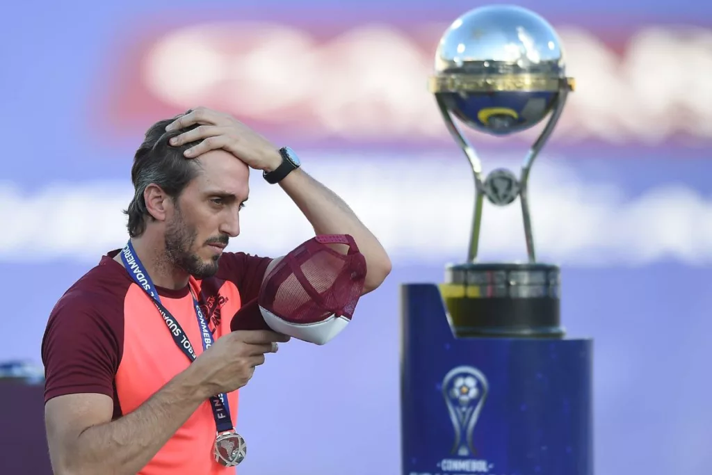 Luis Zubeldía con con su medalla y el trofeo de la Copa Sudamericana de fondo.