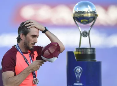 Luis Zubeldía con con su medalla y el trofeo de la Copa Sudamericana de fondo.