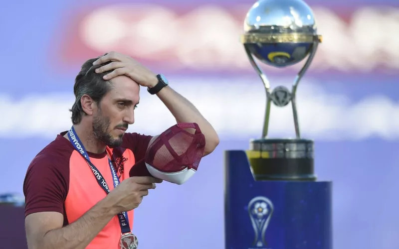 Luis Zubeldía con con su medalla y el trofeo de la Copa Sudamericana de fondo.