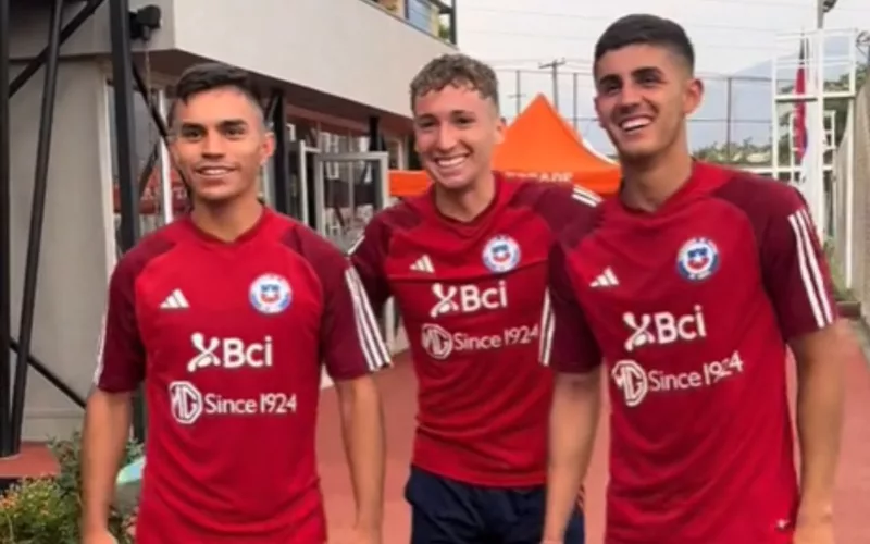 Vicente Pizarro, Luciano Arriagada y Bruno Gutiérrez con la camiseta de Chile