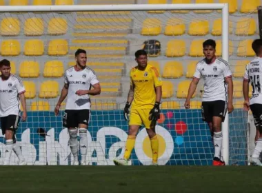 Cinco jugadores de Colo-Colo caminado en la cancha