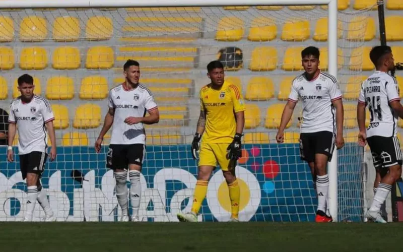 Cinco jugadores de Colo-Colo caminado en la cancha