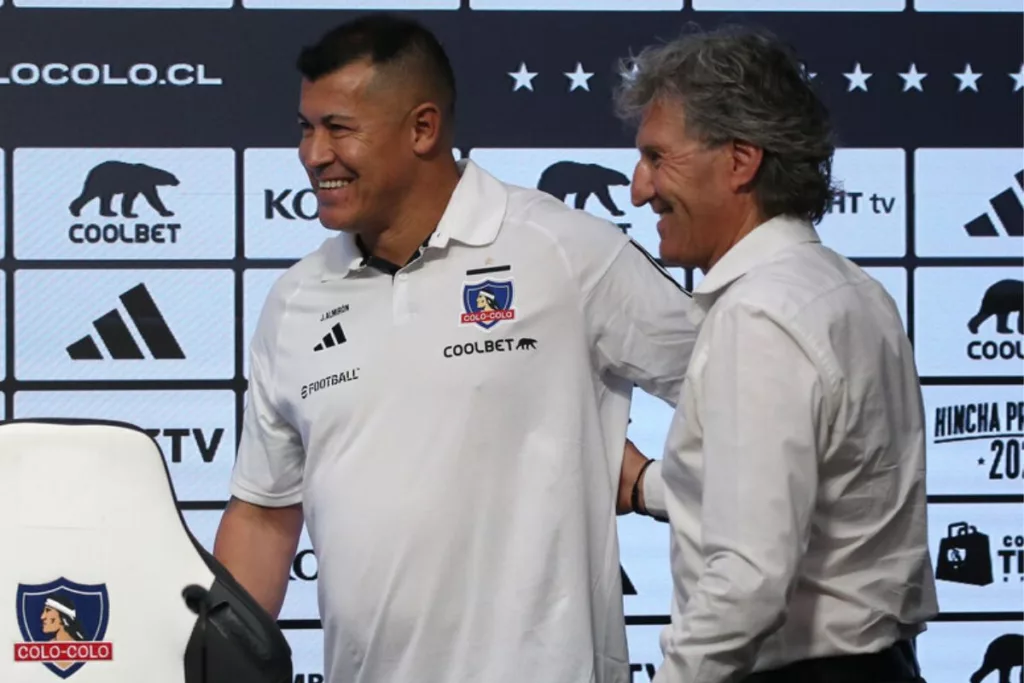 Jorga Almirón junto a Daniel Morón sonriendo en la sala de prensa de Colo-Colo.