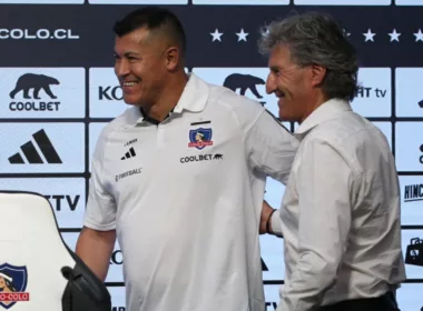 Jorga Almirón junto a Daniel Morón sonriendo en la sala de prensa de Colo-Colo.