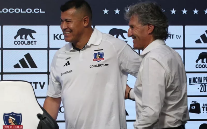 Jorga Almirón junto a Daniel Morón sonriendo en la sala de prensa de Colo-Colo.