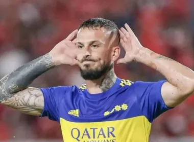 Darío Benedetto con las manos en sus orejas