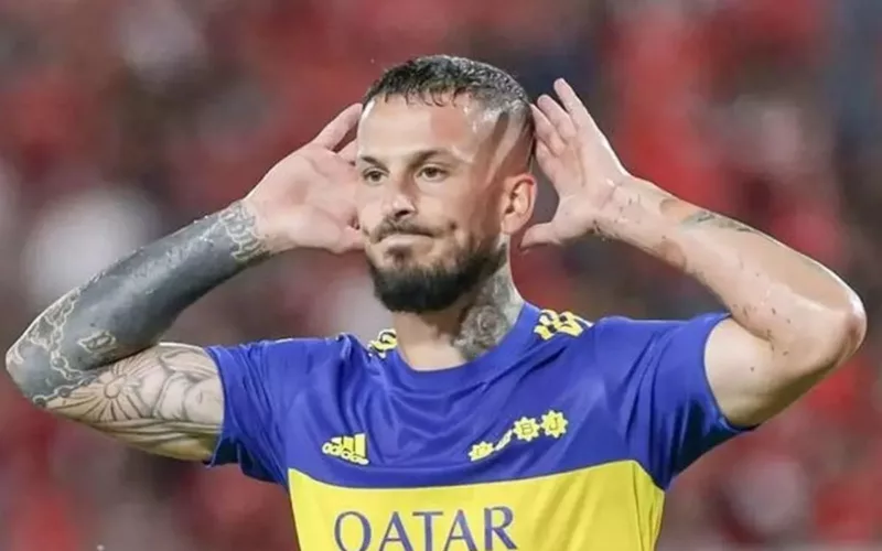 Darío Benedetto con las manos en sus orejas