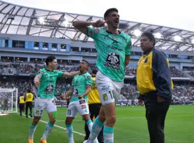 Lucas Di Yorio celebrando un gol son su dedo en la oreja