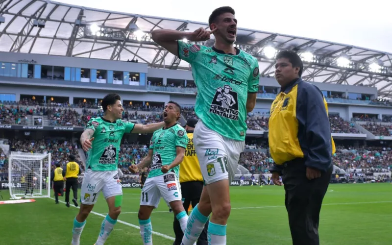 Lucas Di Yorio celebrando un gol son su dedo en la oreja